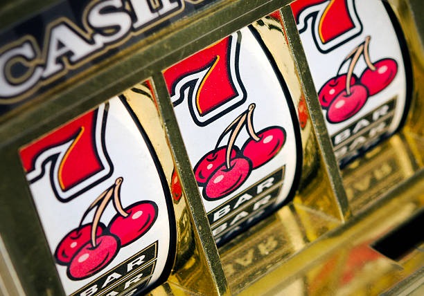 Monopoly wheel and betting zones on gol33 slot
